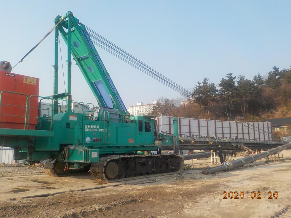 국내 현장에 설치된 전용 무한궤도식 항타기 SHINUI DH938K-225M