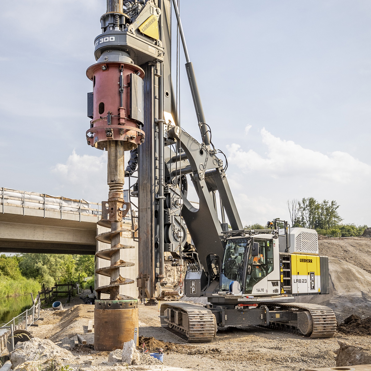 로터리드라이브와 오거가 장착된 복합형 항타 천공 리그 LIEBHERR LRB 23